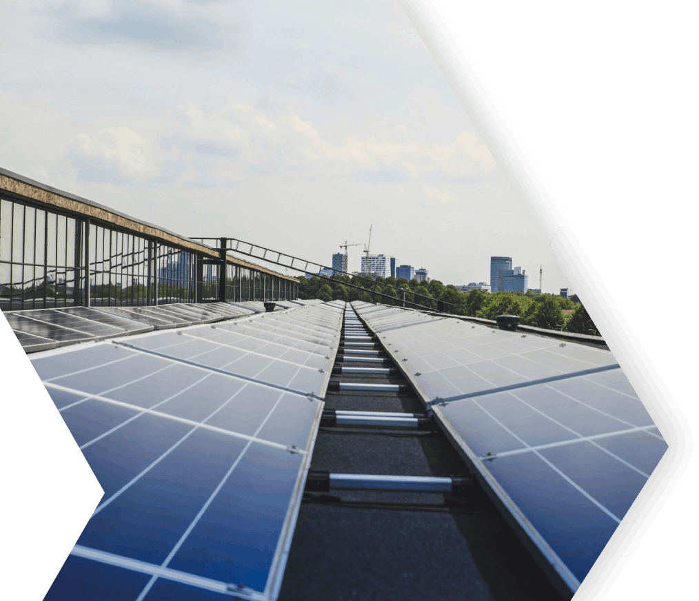 Solarpanelen auf braunem Untergrund