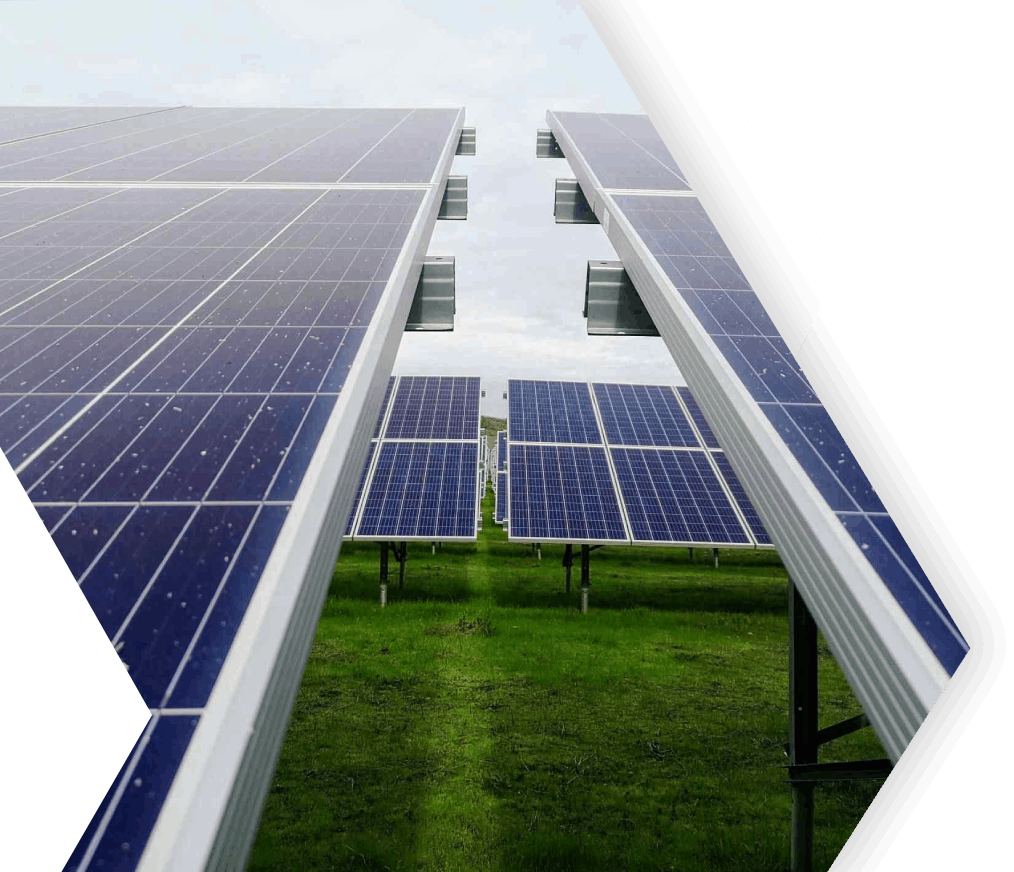 Solarpanelen auf braunem Untergrund