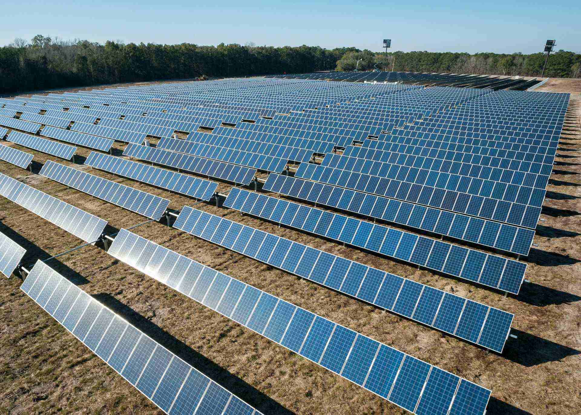 Solarpanelen auf braunem Untergrund