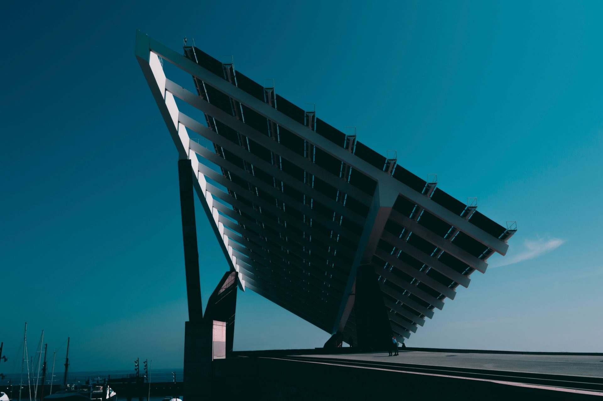 Solarpanelen auf braunem Untergrund