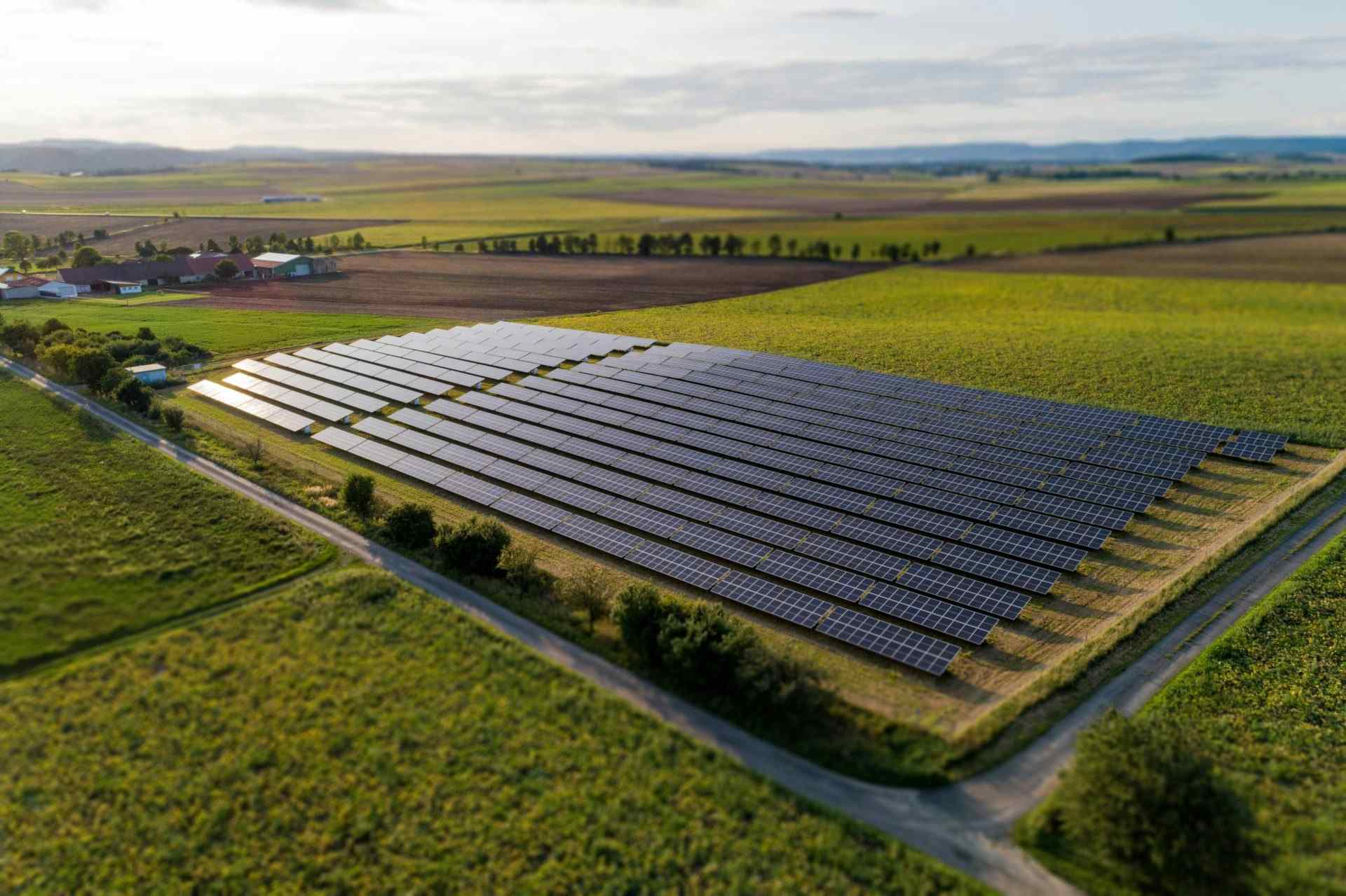 Schwarze Solarmodule auf der grünen Wiese tagsüber