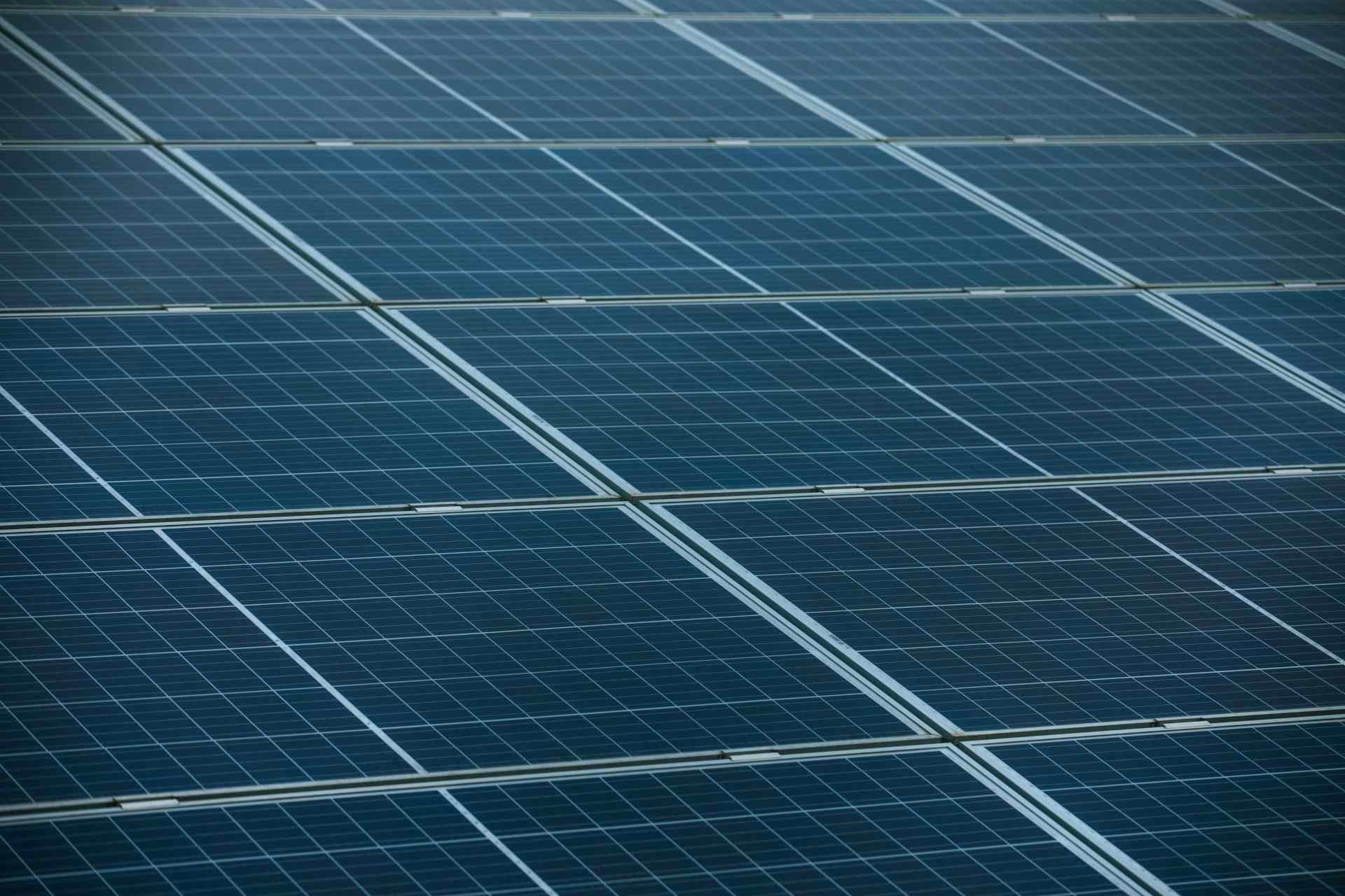 Solarpanelen auf braunem Untergrund