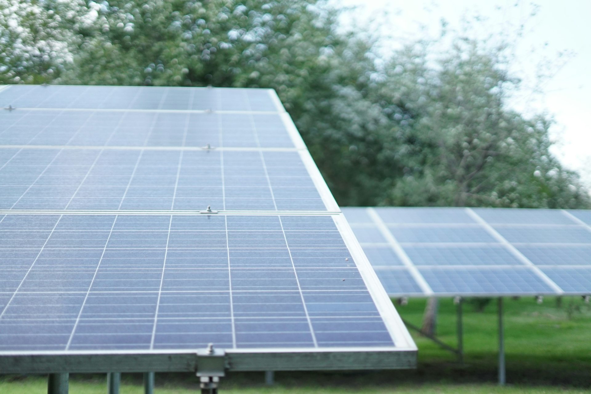 Solarpanelen auf braunem Untergrund
